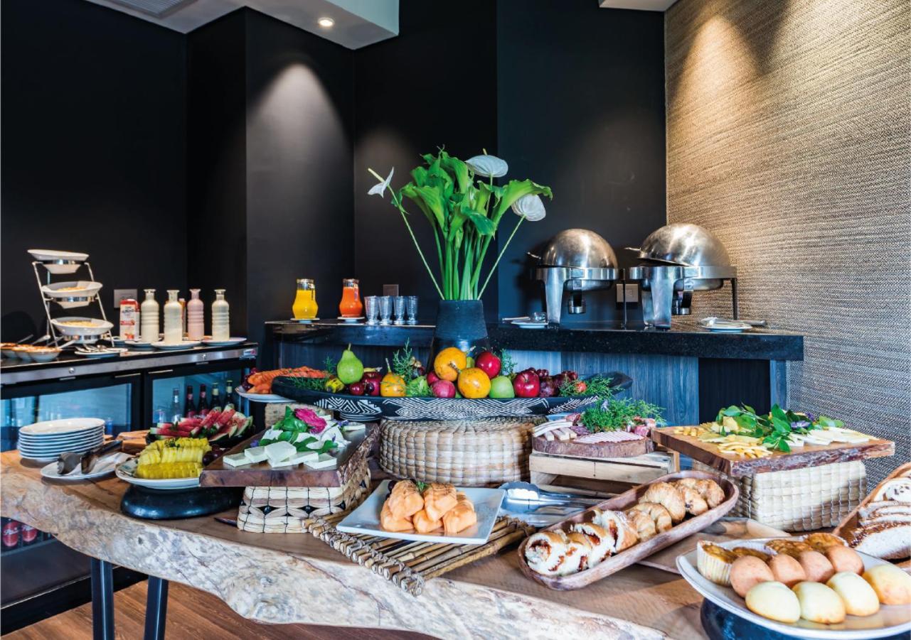 Movich Hotel Las Lomas Rionegro Exterior photo A buffet at a hotel
